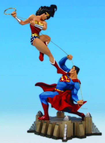 Wonder Woman vs Superman mini Statue