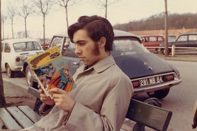 Hombre Adulto Leyendo Cómics