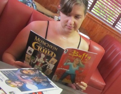 Chica Leyendo Cómics